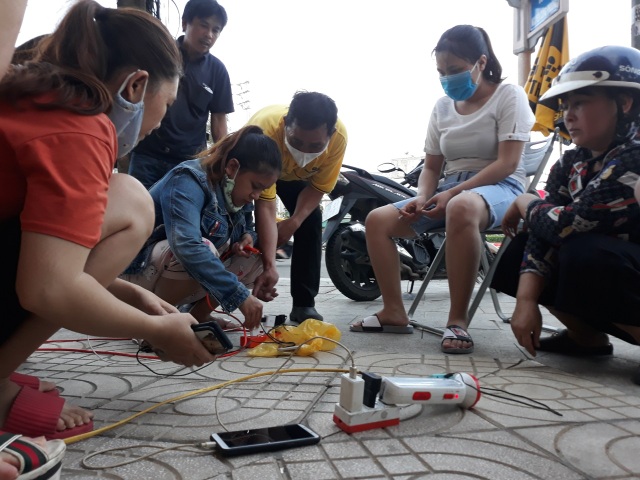 Sau bão, người dân đổ xô đi “sạc ké” điện thoại - 3 Sau bão, người dân đổ xô đi “sạc ké” điện thoại - 3