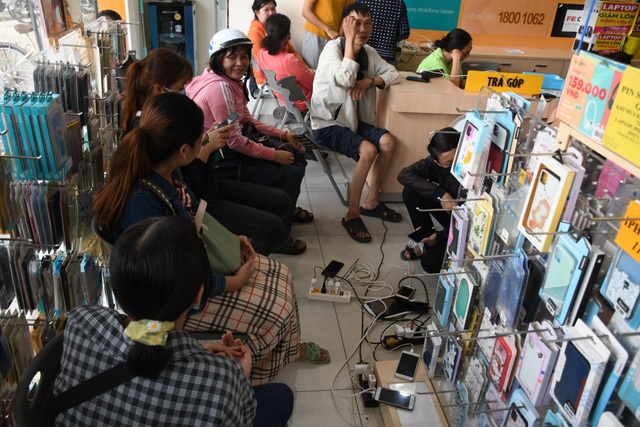 Sau bão, người dân đổ xô đi “sạc ké” điện thoại - 6 Sau bão, người dân đổ xô đi “sạc ké” điện thoại - 6