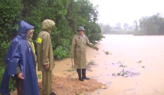 Hàng trăm hộ dân chạy lũ trong đêm - 12