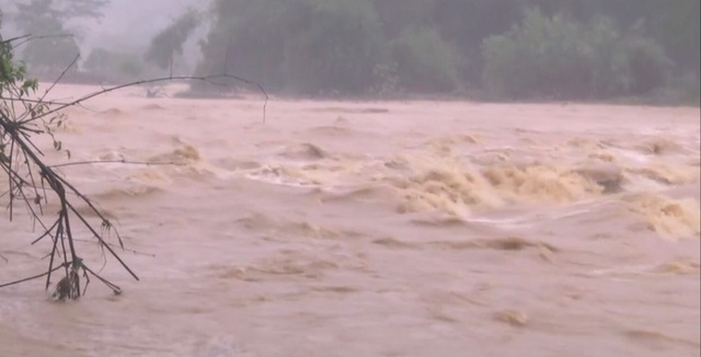 Hàng trăm hộ dân chạy lũ trong đêm - 3