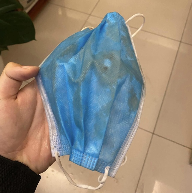 Chiếc khẩu trang ướt sũng và câu chuyện văn hóa giao thông khi trời mưa - 1 Chiếc khẩu trang ướt sũng và câu chuyện văn hóa giao thông khi trời mưa - 1