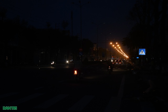 Quảng Ngãi: Hàng ngàn hộ dân với cuộc sống không ánh đèn điện - 2 Quảng Ngãi: Hàng ngàn hộ dân với cuộc sống không ánh đèn điện - 2