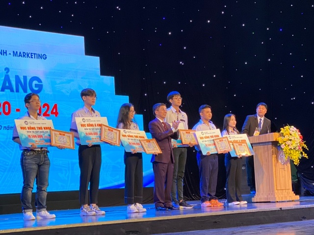 Hiệu trưởng đại học khuyên sinh viên bớt sống ảo trên mạng xã hội - 1 Hiệu trưởng đại học khuyên sinh viên bớt sống ảo trên mạng xã hội - 1