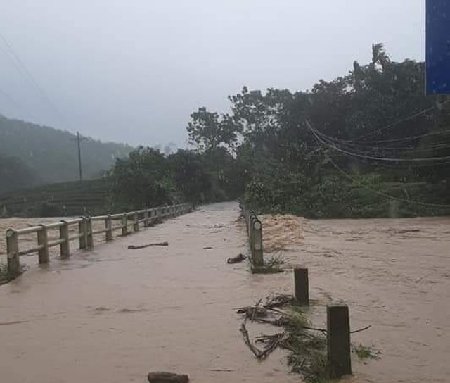 Hàng trăm hộ dân chạy lũ trong đêm - 4