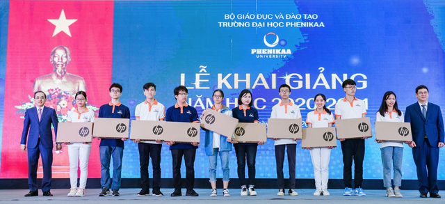 Đại học chi 50 tỷ đồng vào Quỹ học bổng và hỗ trợ học phí cho sinh viên - 2 Đại học chi 50 tỷ đồng vào Quỹ học bổng và hỗ trợ học phí cho sinh viên - 2
