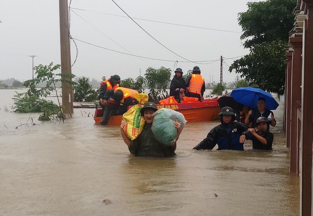 Công an, bộ đội đi xuồng đến từng nhà giải cứu dân trong lũ - 9