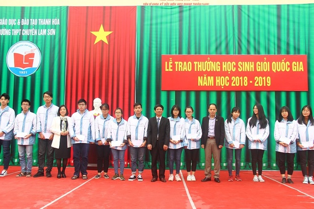 Gần 500 triệu đồng khen thưởng giáo viên và học sinh giỏi Quốc gia - 1 Gần 500 triệu đồng khen thưởng giáo viên và học sinh giỏi Quốc gia - 1