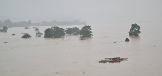 Tonight's rise in the water of the Lam River threatens to submerge thousands of homes out of the levee - 1