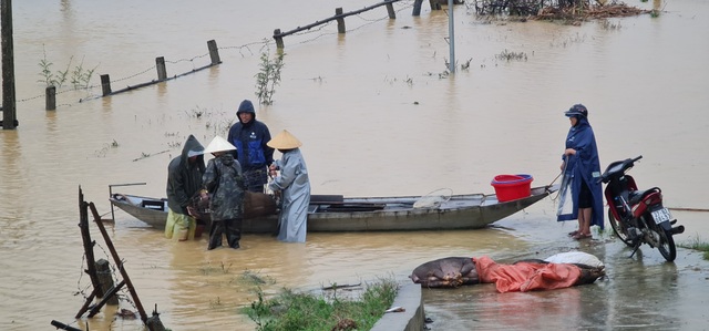 Rising water from the Lam River tonight threatens to submerge thousands of homes out of the levee - 11