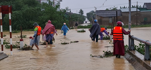 Tonight's rise in the water of the Lam River threatens to submerge thousands of homes out of the levee - 2