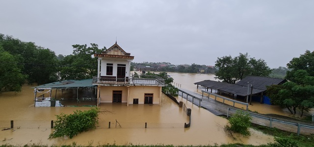 Tonight's rising water from the Lam River threatens to submerge thousands of homes out of the levee - 4