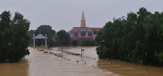 Rising water from the Lam River tonight threatens to submerge thousands of homes out of the levee - 3