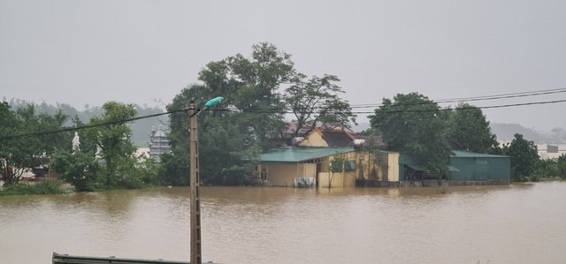 Rising water from the Lam River tonight threatens to submerge thousands of homes out of the levee - 5