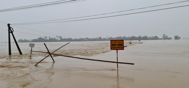 Rising water from the Lam River tonight threatens to submerge thousands of homes out of the levee - 9