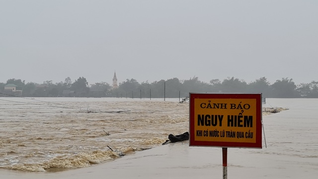 Tonight's rise in the water of the Lam River threatens to submerge thousands of homes out of the dike - 8