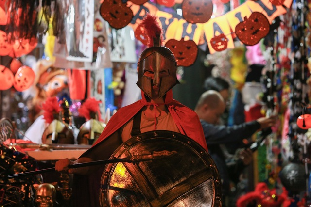 Loạt ma quỷ kinh dị tràn xuống phố hóa trang ở Hà Nội dịp Halloween - 13 Loạt ma quỷ kinh dị tràn xuống phố hóa trang ở Hà Nội dịp Halloween - 13