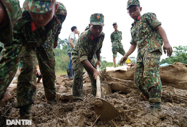 Hình ảnh hàng trăm người lật tung đất đá, tìm người mất tích tại Trà Leng - 6 Hình ảnh hàng trăm người lật tung đất đá, tìm người mất tích tại Trà Leng - 6