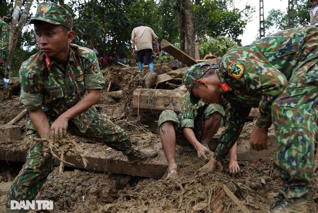 Hình ảnh hàng trăm người lật tung đất đá, tìm người mất tích tại Trà Leng - 7 Hình ảnh hàng trăm người lật tung đất đá, tìm người mất tích tại Trà Leng - 7