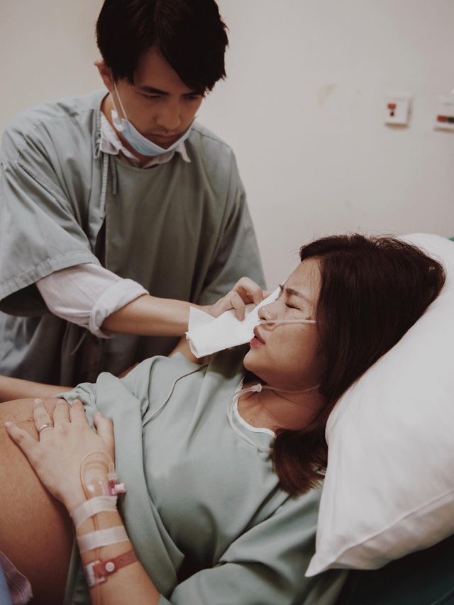 Đông Nhi chia sẻ khoảnh khắc Ông Cao Thắng căng thẳng, lo lắng chờ vợ sinh - 2 Đông Nhi chia sẻ khoảnh khắc Ông Cao Thắng căng thẳng, lo lắng chờ vợ sinh - 2