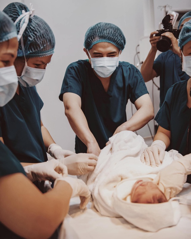 Đông Nhi chia sẻ khoảnh khắc Ông Cao Thắng căng thẳng, lo lắng chờ vợ sinh - 11 Đông Nhi chia sẻ khoảnh khắc Ông Cao Thắng căng thẳng, lo lắng chờ vợ sinh - 11