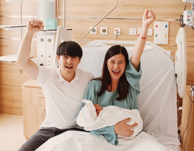 Đông Nhi chia sẻ khoảnh khắc Ông Cao Thắng căng thẳng, lo lắng chờ vợ sinh - 13 Đông Nhi chia sẻ khoảnh khắc Ông Cao Thắng căng thẳng, lo lắng chờ vợ sinh - 13
