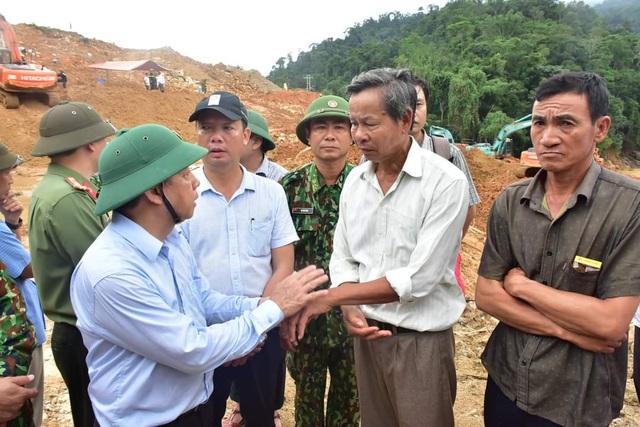 Người thân gào khóc giữa mênh mông sạt lở Rào Trăng - 3 Người thân gào khóc giữa mênh mông sạt lở Rào Trăng - 3