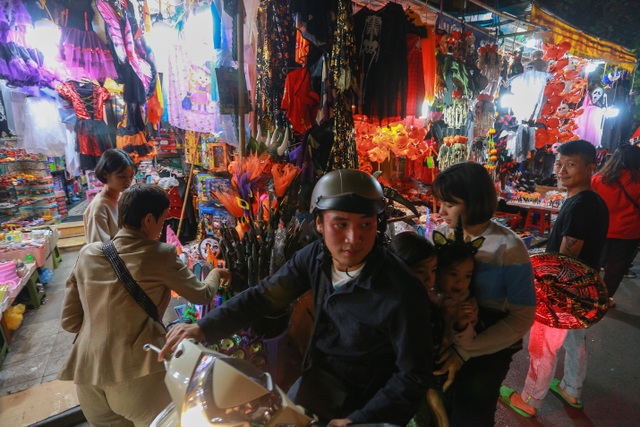 Loạt ma quỷ kinh dị tràn xuống phố hóa trang ở Hà Nội dịp Halloween - 2 Loạt ma quỷ kinh dị tràn xuống phố hóa trang ở Hà Nội dịp Halloween - 2