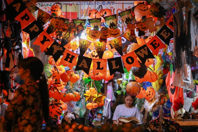 Loạt ma quỷ kinh dị tràn xuống phố hóa trang ở Hà Nội dịp Halloween - 3 Loạt ma quỷ kinh dị tràn xuống phố hóa trang ở Hà Nội dịp Halloween - 3