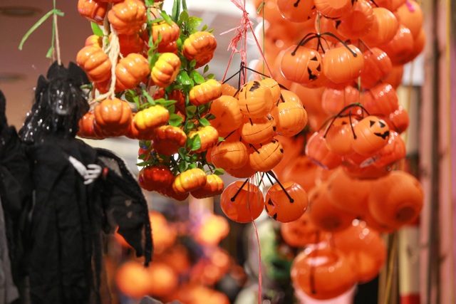 Loạt ma quỷ kinh dị tràn xuống phố hóa trang ở Hà Nội dịp Halloween - 4 Loạt ma quỷ kinh dị tràn xuống phố hóa trang ở Hà Nội dịp Halloween - 4