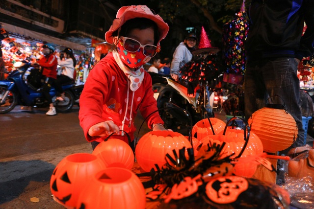 Loạt ma quỷ kinh dị tràn xuống phố hóa trang ở Hà Nội dịp Halloween - 6 Loạt ma quỷ kinh dị tràn xuống phố hóa trang ở Hà Nội dịp Halloween - 6