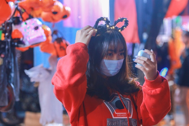 Loạt ma quỷ kinh dị tràn xuống phố hóa trang ở Hà Nội dịp Halloween - 9 Loạt ma quỷ kinh dị tràn xuống phố hóa trang ở Hà Nội dịp Halloween - 9
