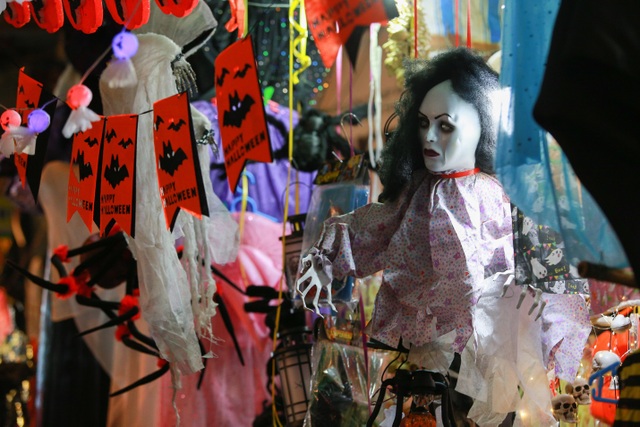 Loạt ma quỷ kinh dị tràn xuống phố hóa trang ở Hà Nội dịp Halloween - 11 Loạt ma quỷ kinh dị tràn xuống phố hóa trang ở Hà Nội dịp Halloween - 11