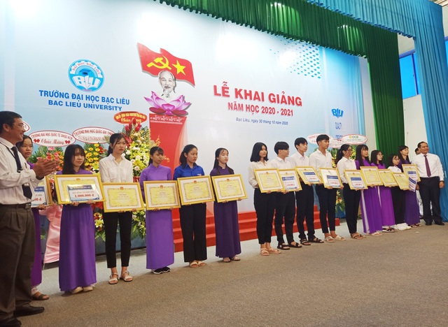 Các em sinh viên nỗ lực phấn đấu hôm nay sẽ được đền đáp ở tương lai - 4 Các em sinh viên nỗ lực phấn đấu hôm nay sẽ được đền đáp ở tương lai - 4