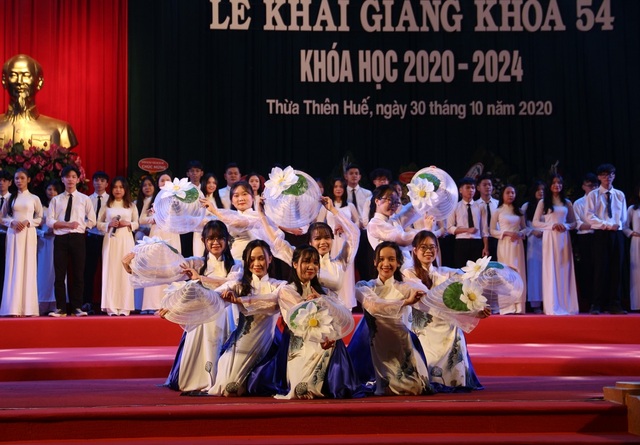Tân sinh viên quá đông, trường phải bố trí thêm ghế ngồi dự khai giảng - 7 Tân sinh viên quá đông, trường phải bố trí thêm ghế ngồi dự khai giảng - 7
