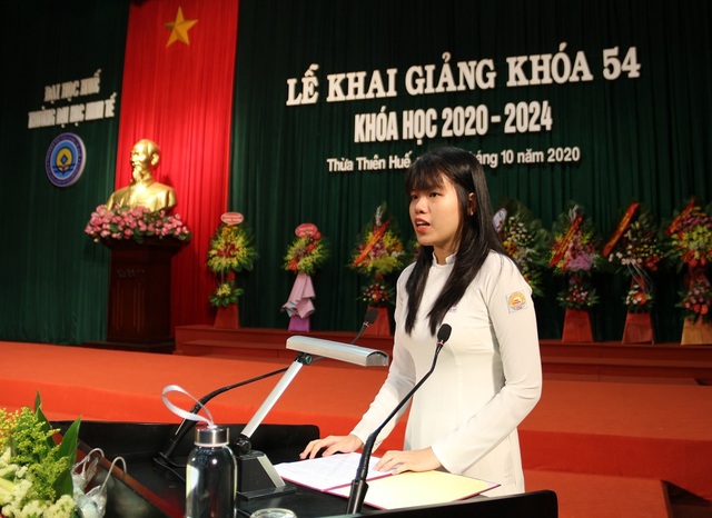 Tân sinh viên quá đông, trường phải bố trí thêm ghế ngồi dự khai giảng - 4 Tân sinh viên quá đông, trường phải bố trí thêm ghế ngồi dự khai giảng - 4