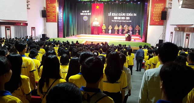Tân sinh viên quá đông, trường phải bố trí thêm ghế ngồi dự khai giảng - 5 Tân sinh viên quá đông, trường phải bố trí thêm ghế ngồi dự khai giảng - 5