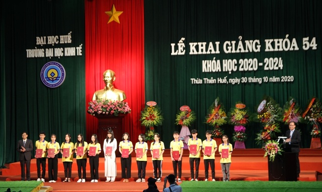 Tân sinh viên quá đông, trường phải bố trí thêm ghế ngồi dự khai giảng - 3 Tân sinh viên quá đông, trường phải bố trí thêm ghế ngồi dự khai giảng - 3