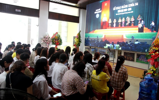 Tân sinh viên quá đông, trường phải bố trí thêm ghế ngồi dự khai giảng - 9 Tân sinh viên quá đông, trường phải bố trí thêm ghế ngồi dự khai giảng - 9