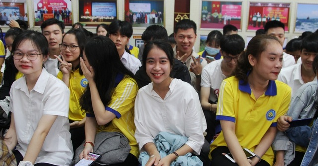 Tân sinh viên quá đông, trường phải bố trí thêm ghế ngồi dự khai giảng - 8 Tân sinh viên quá đông, trường phải bố trí thêm ghế ngồi dự khai giảng - 8