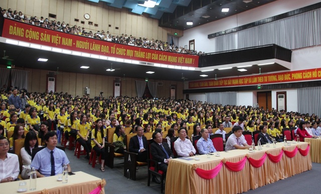 Tân sinh viên quá đông, trường phải bố trí thêm ghế ngồi dự khai giảng - 1 Tân sinh viên quá đông, trường phải bố trí thêm ghế ngồi dự khai giảng - 1