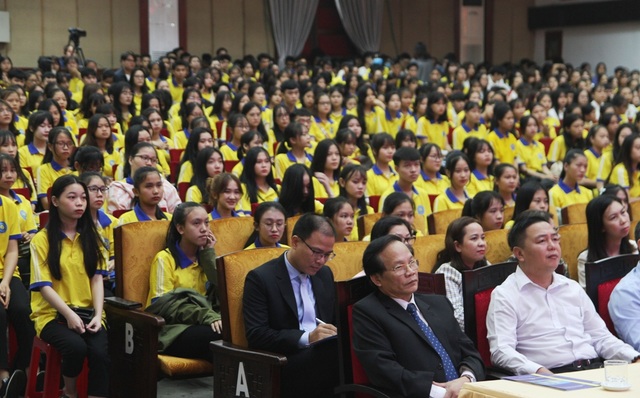 Tân sinh viên quá đông, trường phải bố trí thêm ghế ngồi dự khai giảng - 6 Tân sinh viên quá đông, trường phải bố trí thêm ghế ngồi dự khai giảng - 6