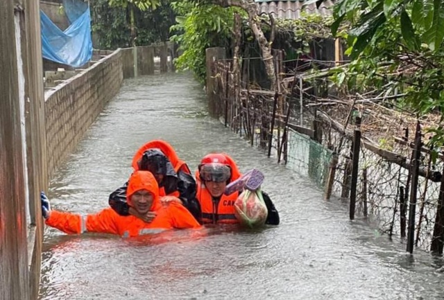 Công an, bộ đội đi xuồng đến từng nhà giải cứu dân trong lũ - 2