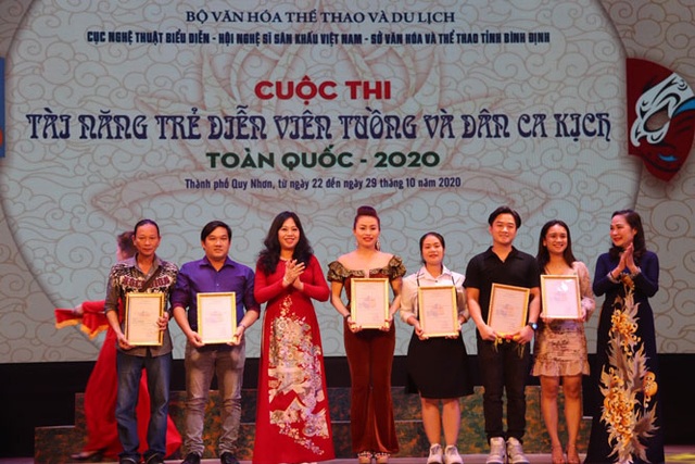 Trao 20 huy chương cho các tài năng trẻ diễn viên tuồng và dân ca kịch - 4 Trao 20 huy chương cho các tài năng trẻ diễn viên tuồng và dân ca kịch - 4