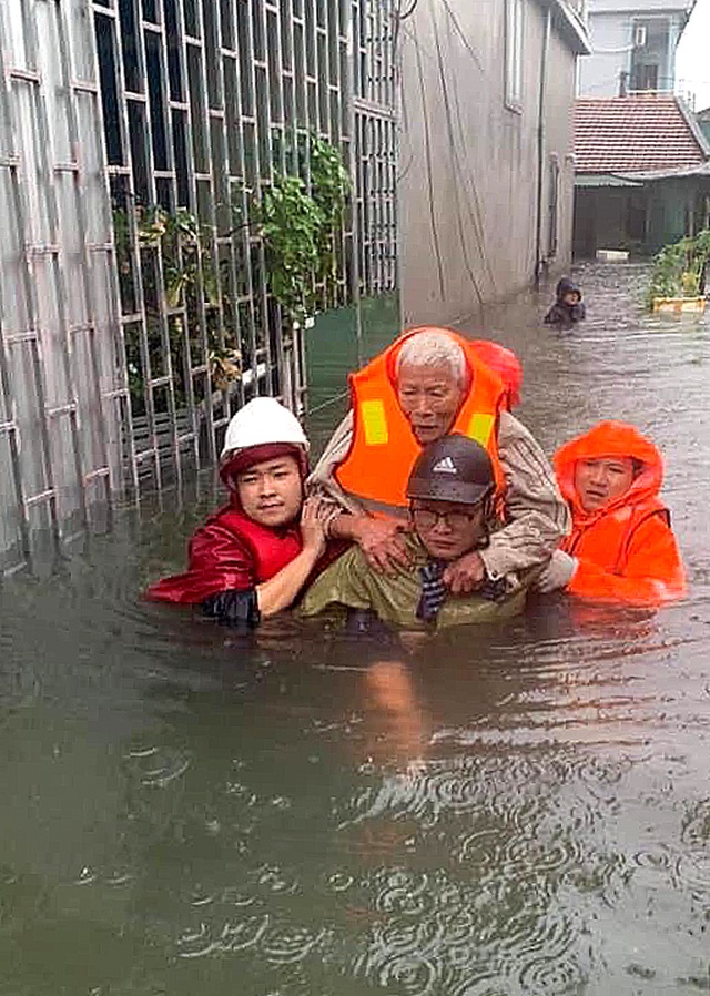 Cận cảnh thành phố Vinh bị nước bủa vây - 9 Cận cảnh thành phố Vinh bị nước bủa vây - 9