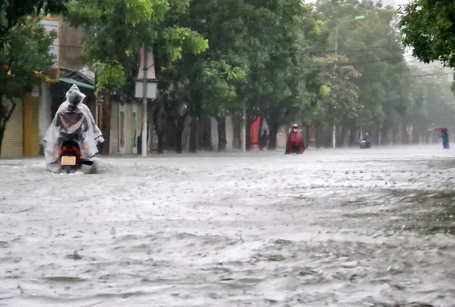 Cận cảnh thành phố Vinh bị nước bủa vây - 2 Cận cảnh thành phố Vinh bị nước bủa vây - 2