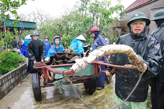 Bộ đội dầm mình dưới cơn mưa xối xả giúp dân sửa nhà sau bão - 1 Bộ đội dầm mình dưới cơn mưa xối xả giúp dân sửa nhà sau bão - 1