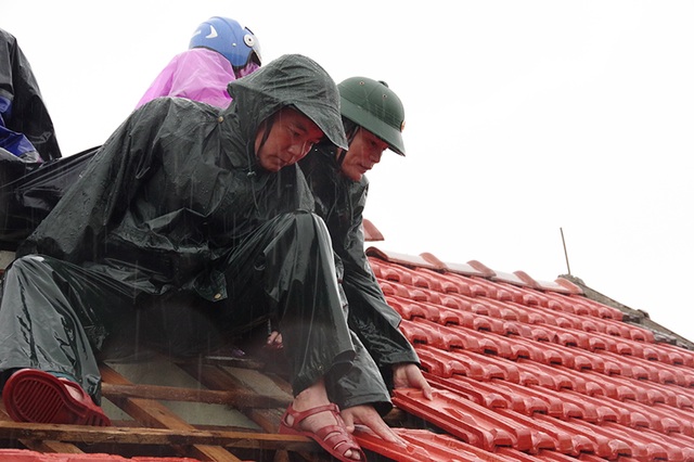 Bộ đội dầm mình dưới cơn mưa xối xả giúp dân sửa nhà sau bão - 5 Bộ đội dầm mình dưới cơn mưa xối xả giúp dân sửa nhà sau bão - 5
