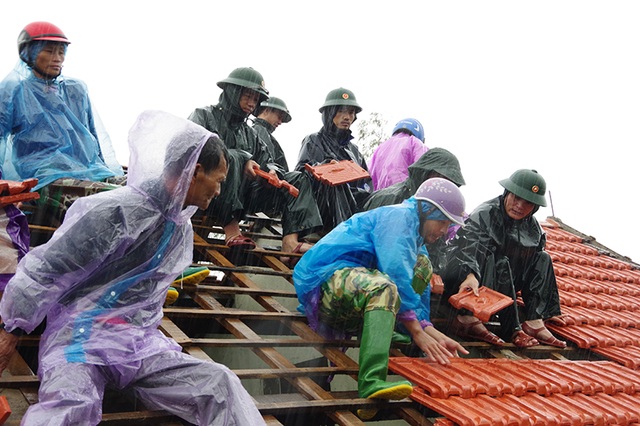 Bộ đội dầm mình dưới cơn mưa xối xả giúp dân sửa nhà sau bão - 4 Bộ đội dầm mình dưới cơn mưa xối xả giúp dân sửa nhà sau bão - 4