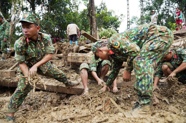 Sạt lở Trà Leng: 500 người chạy đua với mưa lớn tìm kiếm nạn nhân - 2 Sạt lở Trà Leng: 500 người chạy đua với mưa lớn tìm kiếm nạn nhân - 2