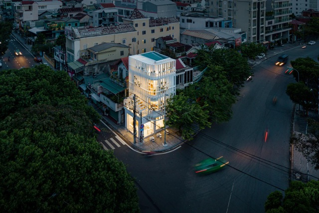 Nhà kính 3 tầng với mặt tiền trong suốt ở Việt Nam được báo Mỹ khen hết lời - 11 Nhà kính 3 tầng với mặt tiền trong suốt ở Việt Nam được báo Mỹ khen hết lời - 11